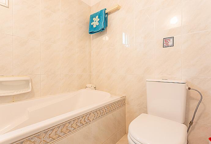 Family bathroom with bath and shower . - Villa Constantinos . (Photo Gallery) }}