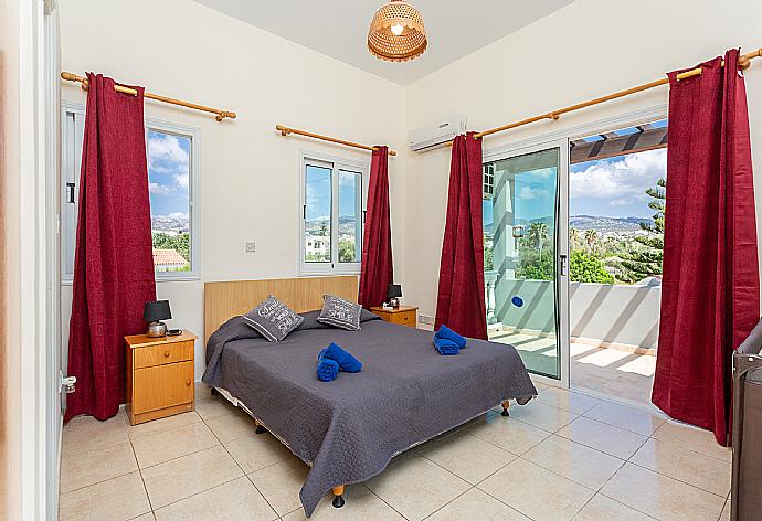 Double bedroom with en suite bathroom, A/C, and upper terrace access . - Villa Zenon . (Galerie de photos) }}