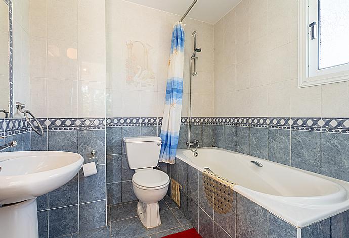 En suite bathroom with bath and shower . - Villa Zenon . (Galleria fotografica) }}