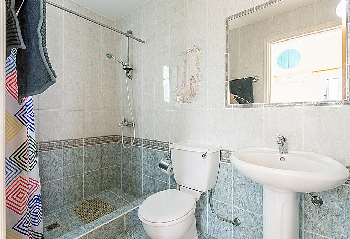 En suite bathroom with shower . - Villa Zenon . (Galleria fotografica) }}