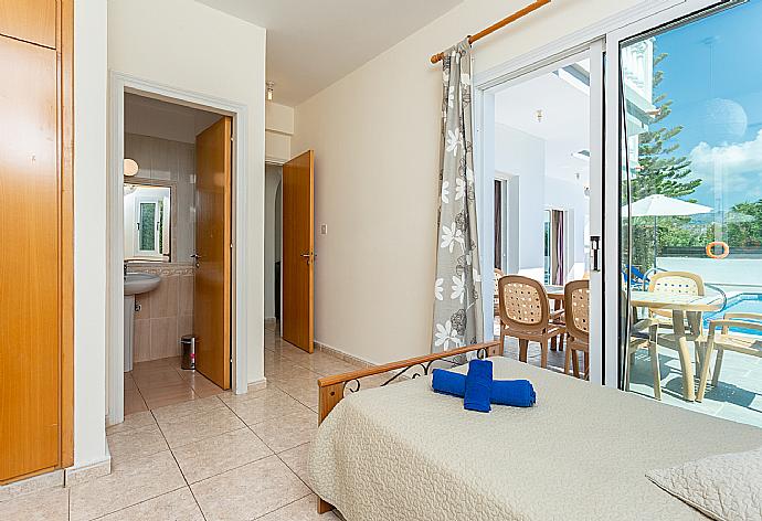 Twin bedroom with en suite bathroom, A/C, and terrace access . - Villa Zenon . (Photo Gallery) }}