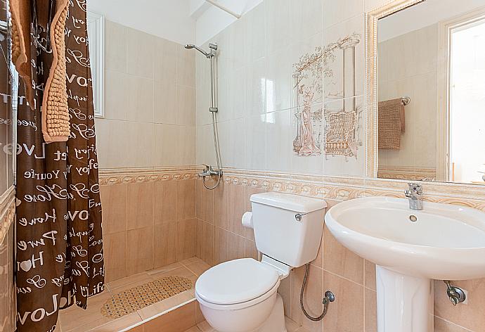 En suite bathroom with shower . - Villa Zenon . (Fotogalerie) }}