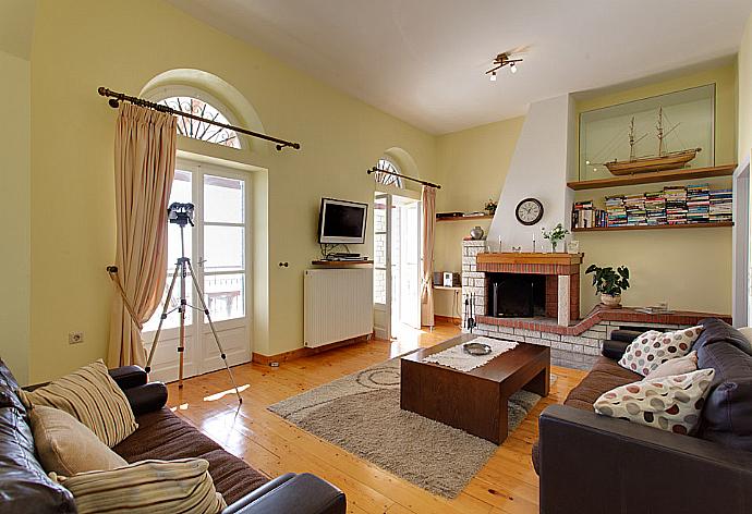 Living area with WiFi, ornamental fireplace, TV, DVD player and terrace access . - House On The Rocks . (Fotogalerie) }}