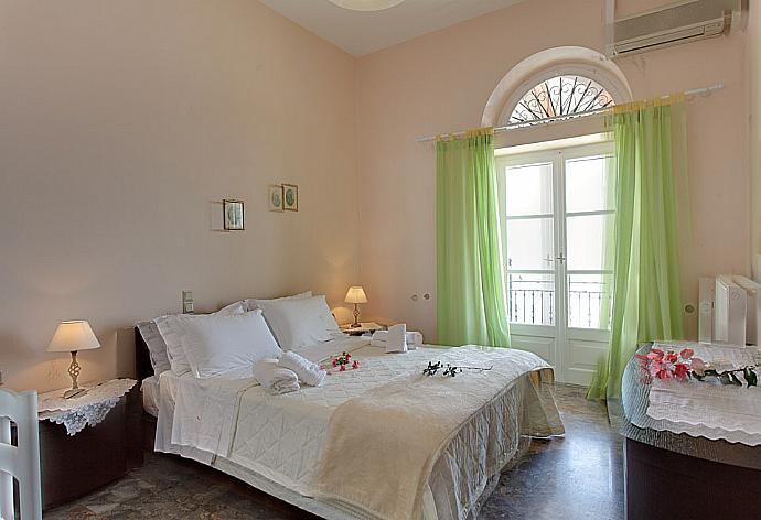 Double bedroom with A/C . - House On The Rocks . (Fotogalerie) }}