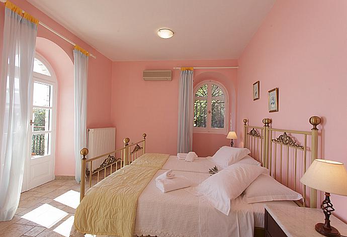 Twin bedroom with A/C  . - House On The Rocks . (Fotogalerie) }}