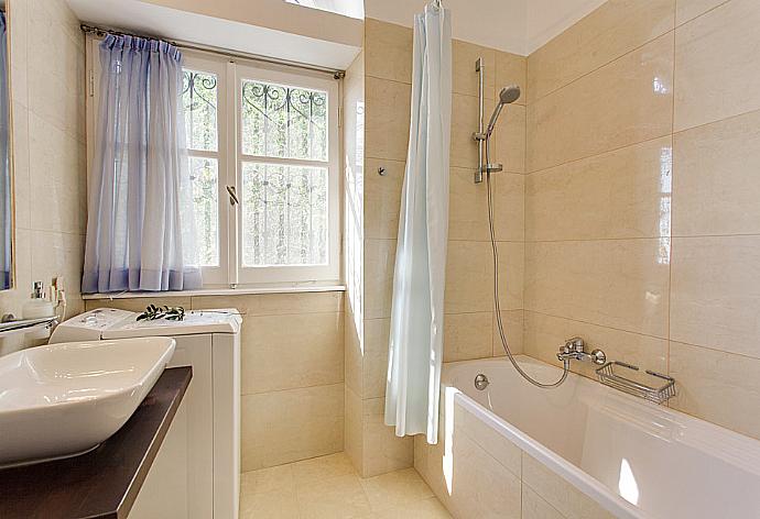 Bathroom with bath and overhead shower . - House On The Rocks . (Fotogalerie) }}