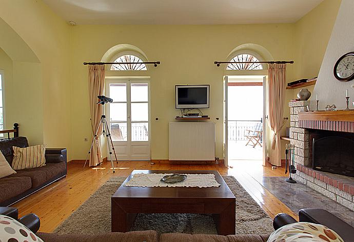 Living area with WiFi, ornamental fireplace, TV, DVD player and terrace access  . - House On The Rocks . (Fotogalerie) }}