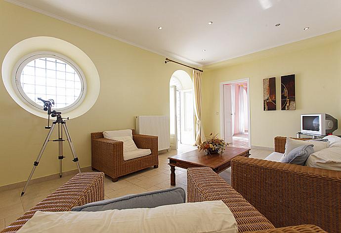 Living area with WiFi, ornamental fireplace, TV, DVD player and terrace access . - House On The Rocks . (Fotogalerie) }}