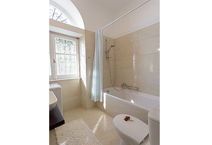 Bathroom with bath and overhead shower . - House On The Rocks . (Fotogalerie) }}