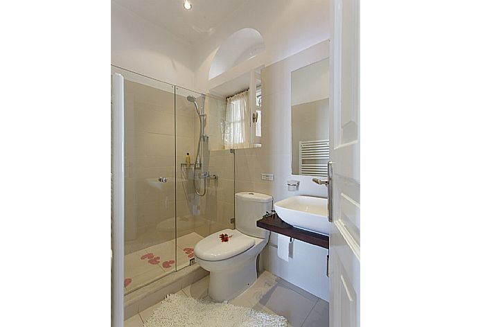 Bathroom with shower . - House On The Rocks . (Fotogalerie) }}