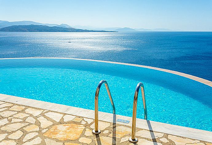 Private infinity pool and terrace with panoramic sea views . - House On The Rocks . (Fotogalerie) }}
