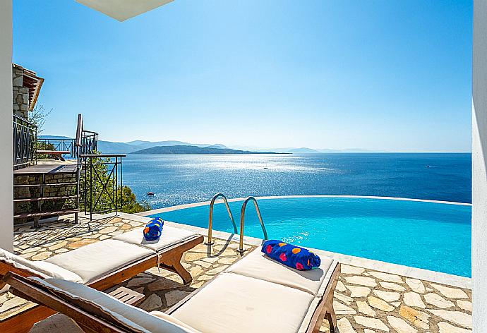 Private infinity pool and terrace with panoramic sea views . - House On The Rocks . (Fotogalerie) }}