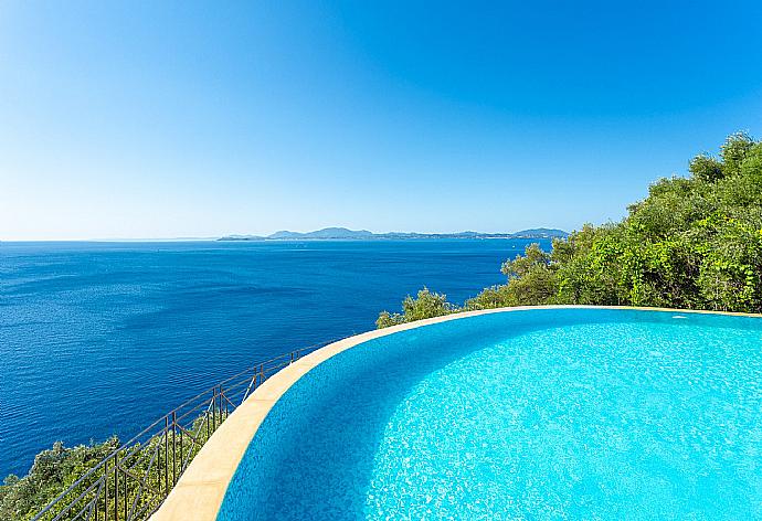 Private infinity pool and terrace with panoramic sea views . - House On The Rocks . (Fotogalerie) }}