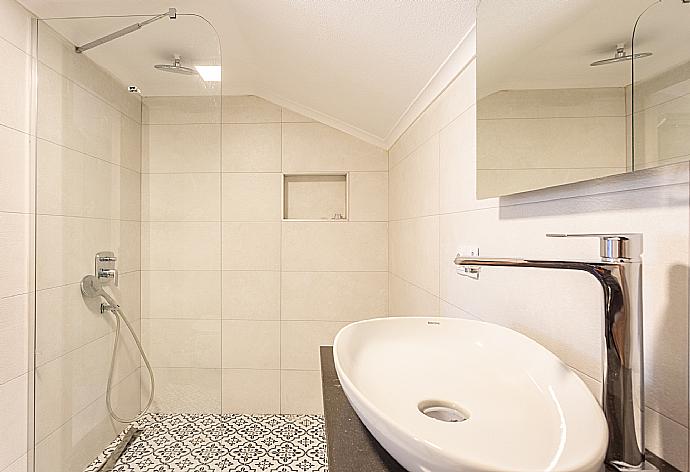 En suite bathroom with shower . - Villa Asli Paradise . (Galería de imágenes) }}