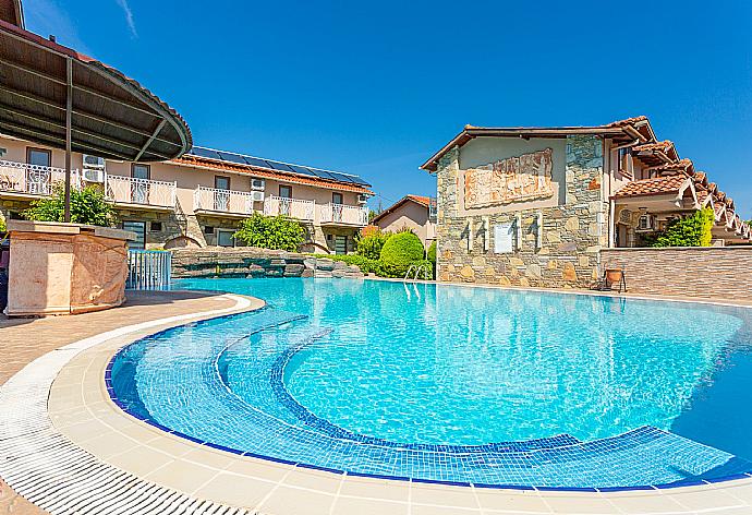 Large shared pool at Paradise Club . - Villa Asli Paradise . (Fotogalerie) }}