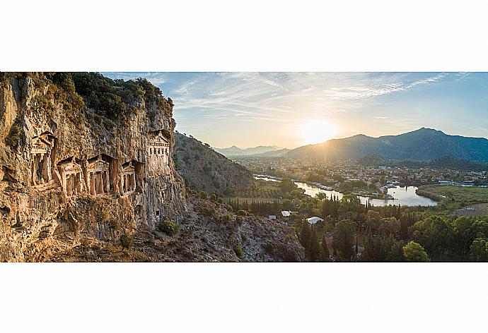 Ancient rock tombs above Dalyan . - Villa Asli Paradise . (Fotogalerie) }}