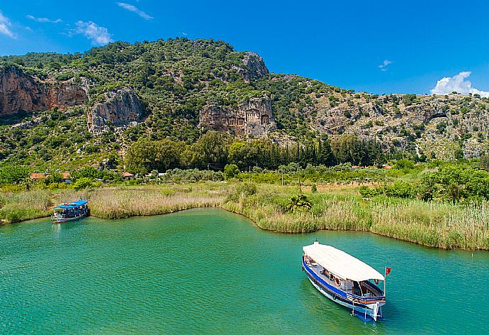 View of ancient Lycian rock tombs from the Dalyan river . - Villa Asli Paradise . (Galleria fotografica) }}