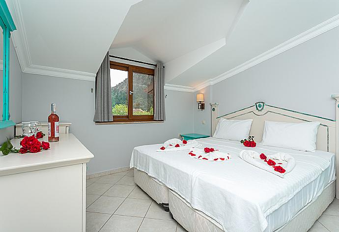 Double bedroom with en suite bathroom and A/C . - Villa Bercu Paradise . (Galerie de photos) }}