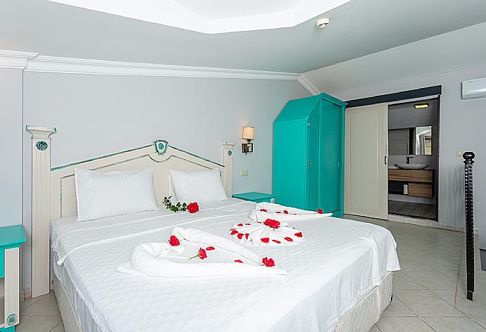 Double bedroom with en suite bathroom and A/C . - Villa Bercu Paradise . (Fotogalerie) }}