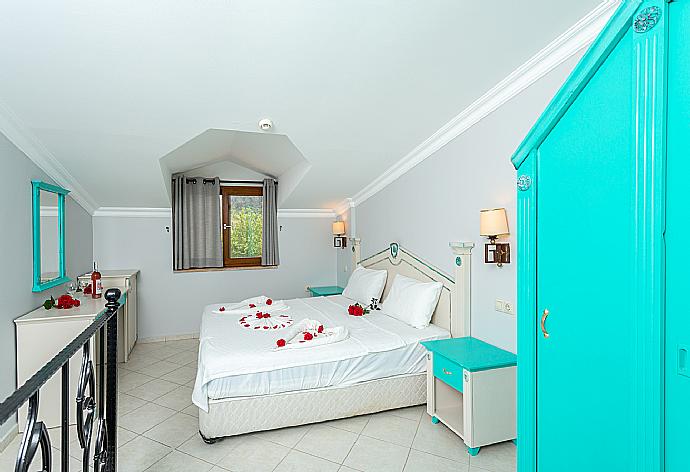 Double bedroom with en suite bathroom and A/C . - Villa Bercu Paradise . (Galleria fotografica) }}