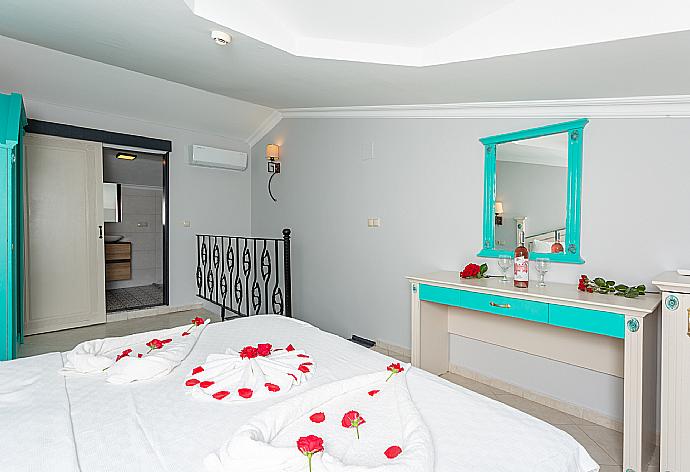 Double bedroom with en suite bathroom and A/C . - Villa Bercu Paradise . (Photo Gallery) }}