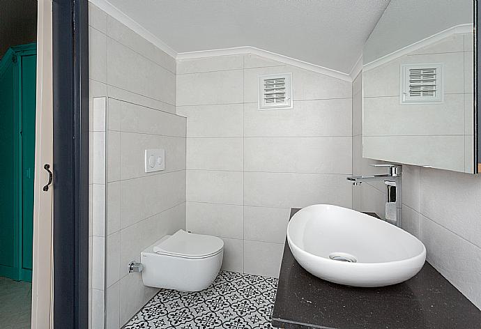 En suite bathroom with shower . - Villa Bercu Paradise . (Galleria fotografica) }}