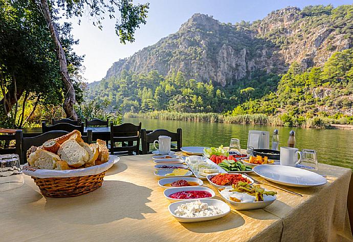 Local cuisine and riverside dining at the Paradise Villas restaurant . - Villa Bercu Paradise . (Галерея фотографий) }}