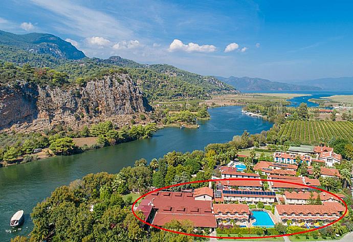 Aerial view showing location of the Paradise complex . - Villa Bercu Paradise . (Photo Gallery) }}