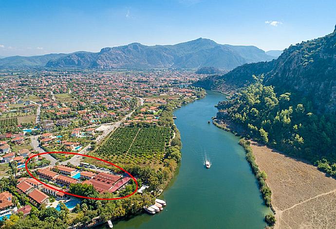 Aerial view showing location of the Paradise complex . - Villa Bercu Paradise . (Galerie de photos) }}