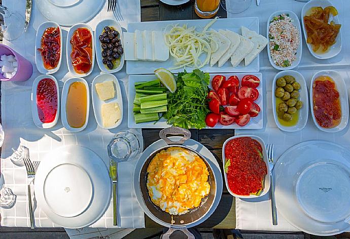 Local cuisine at the Paradise Villas restaurant . - Villa Bercu Paradise . (Galería de imágenes) }}