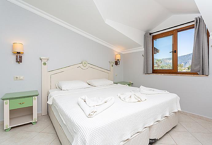 Double bedroom with en suite bathroom and A/C . - Villa Canan Paradise . (Galerie de photos) }}