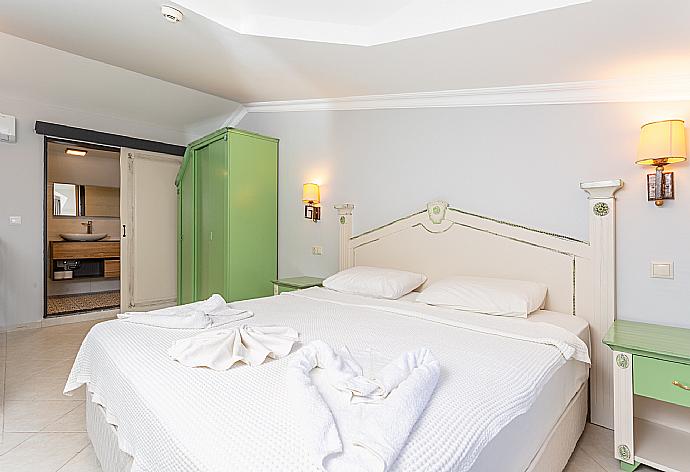 Double bedroom with en suite bathroom and A/C . - Villa Canan Paradise . (Galerie de photos) }}