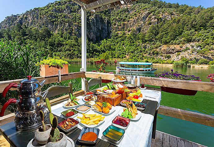 Breakfast at the Paradise Club riverside restaurant . - Villa Canan Paradise . (Galerie de photos) }}