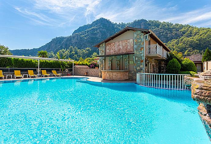 Large shared pool at Paradise Club . - Villa Canan Paradise . (Photo Gallery) }}