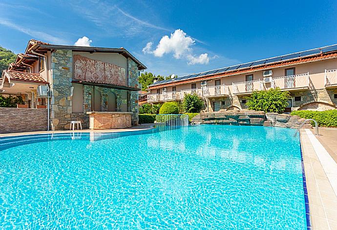Large shared pool at Paradise Club . - Villa Canan Paradise . (Photo Gallery) }}