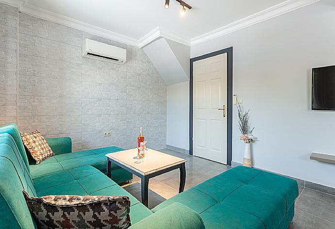 Open-plan living room with sofas, dining area, kitchen, A/C, WiFi internet, satellite TV, and terrace access . - Villa Deniz Paradise . (Galleria fotografica) }}