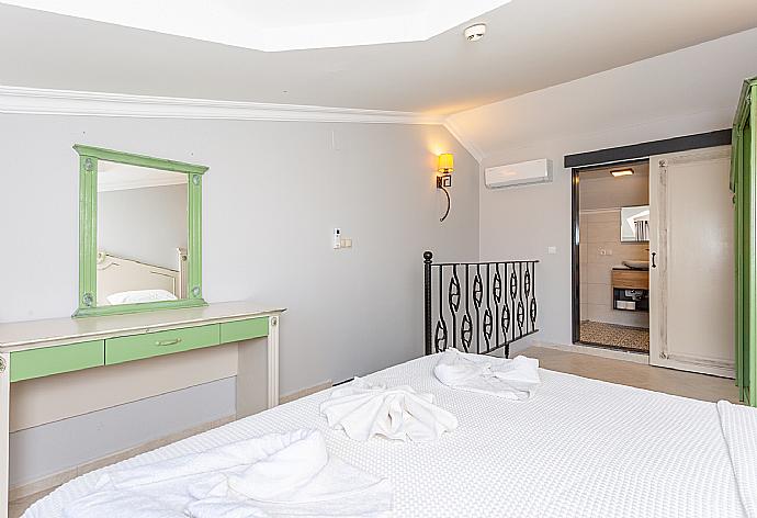 Double bedroom with en suite bathroom and A/C . - Villa Deniz Paradise . (Galerie de photos) }}