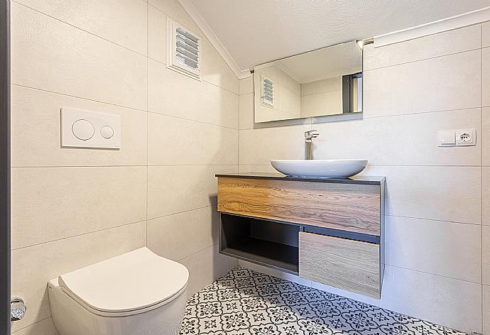 En suite bathroom with shower . - Villa Deniz Paradise . (Галерея фотографий) }}