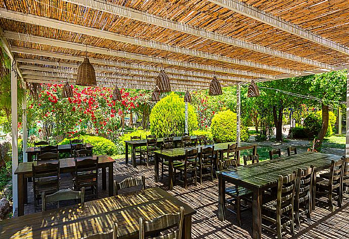 Restaurant at Paradise Club . - Villa Deniz Paradise . (Galerie de photos) }}