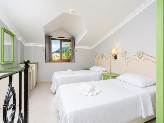 Twin bedroom with en suite bathroom and A/C . - Villa Deniz Paradise . (Fotogalerie) }}