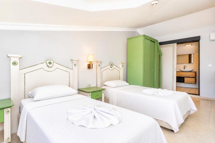 Twin bedroom with en suite bathroom and A/C . - Villa Deniz Paradise . (Fotogalerie) }}
