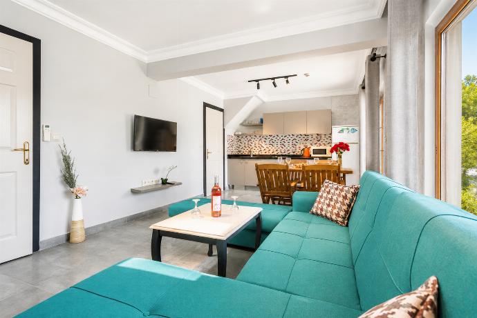 Open-plan living room with sofas, dining area, kitchen, A/C, WiFi internet, satellite TV, and terrace access . - Villa Deniz Paradise . (Fotogalerie) }}