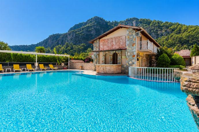 Large shared pool at Paradise Club . - Villa Deniz Paradise . (Fotogalerie) }}
