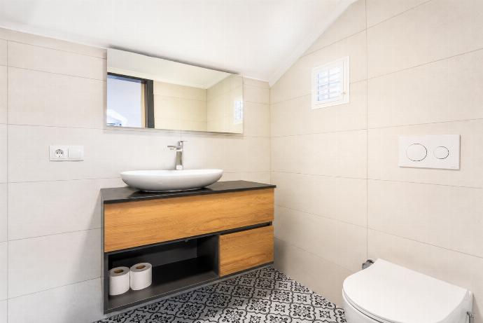 En suite bathroom with shower . - Villa Deniz Paradise . (Fotogalerie) }}