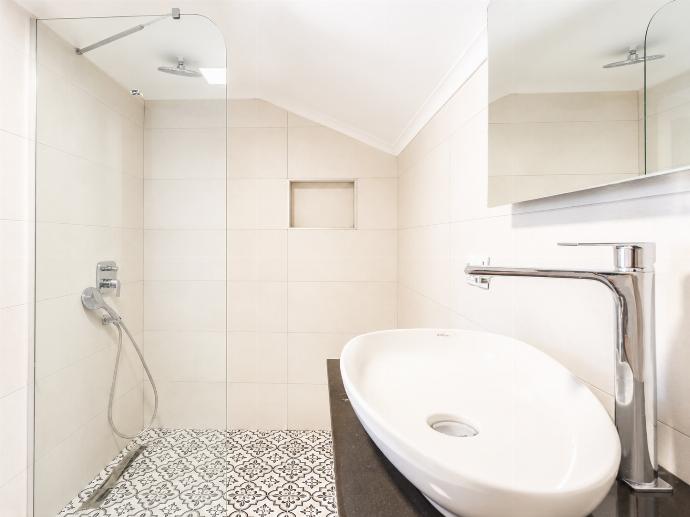 En suite bathroom with shower . - Villa Deniz Paradise . (Fotogalerie) }}