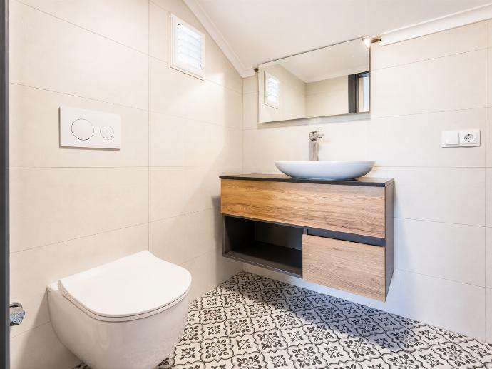 En suite bathroom with shower . - Villa Deniz Paradise . (Fotogalerie) }}