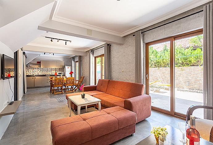 Open-plan living room with sofa, dining area, kitchen, A/C, WiFi internet, satellite TV, and terrace access . - Villa Derya Paradise . (Galleria fotografica) }}