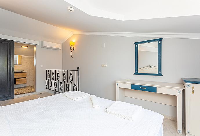 Double bedroom with en suite bathroom and A/C . - Villa Derya Paradise . (Галерея фотографий) }}