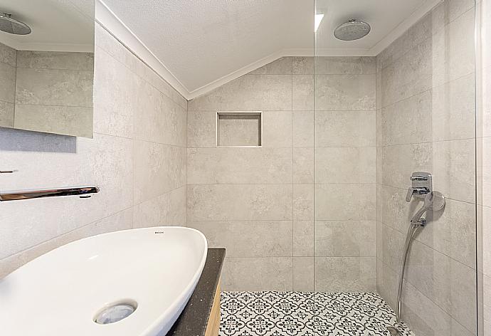 En suite bathroom with shower . - Villa Derya Paradise . (Галерея фотографий) }}