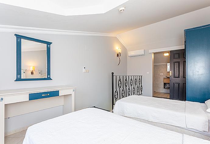 Twin bedroom with en suite bathroom and A/C . - Villa Derya Paradise . (Galería de imágenes) }}